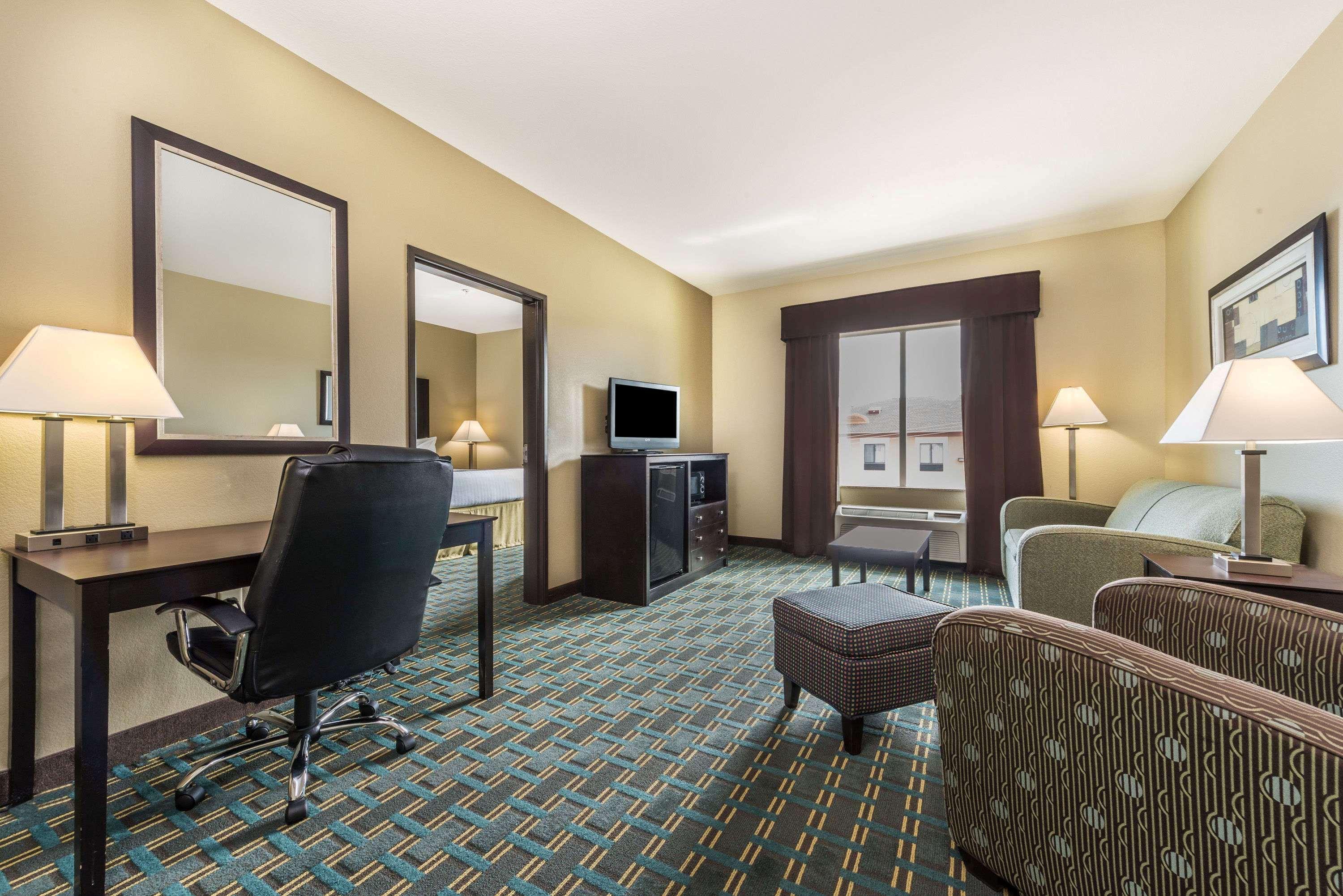 Days Inn & Suites By Wyndham Mineral Wells Экстерьер фото