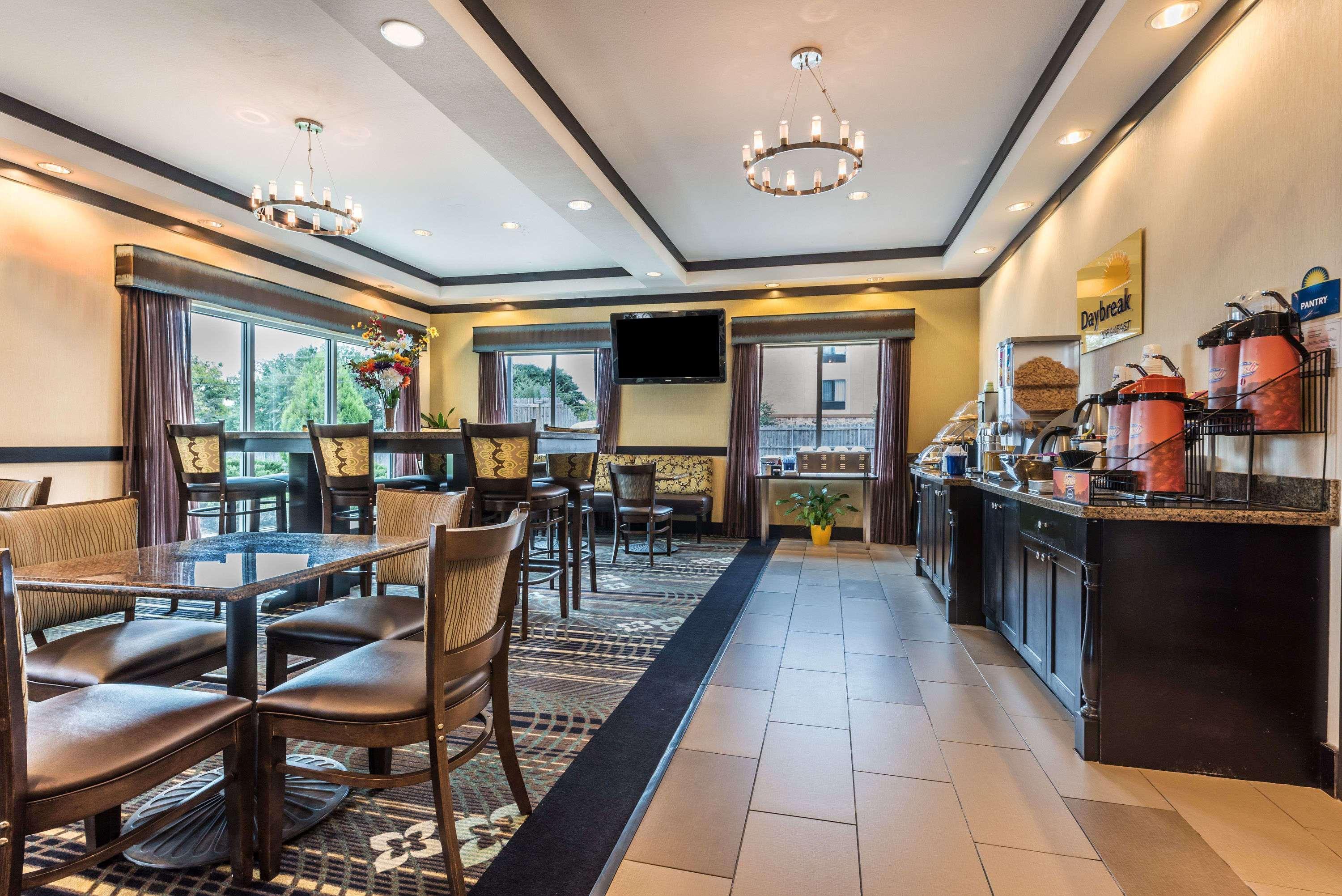 Days Inn & Suites By Wyndham Mineral Wells Экстерьер фото
