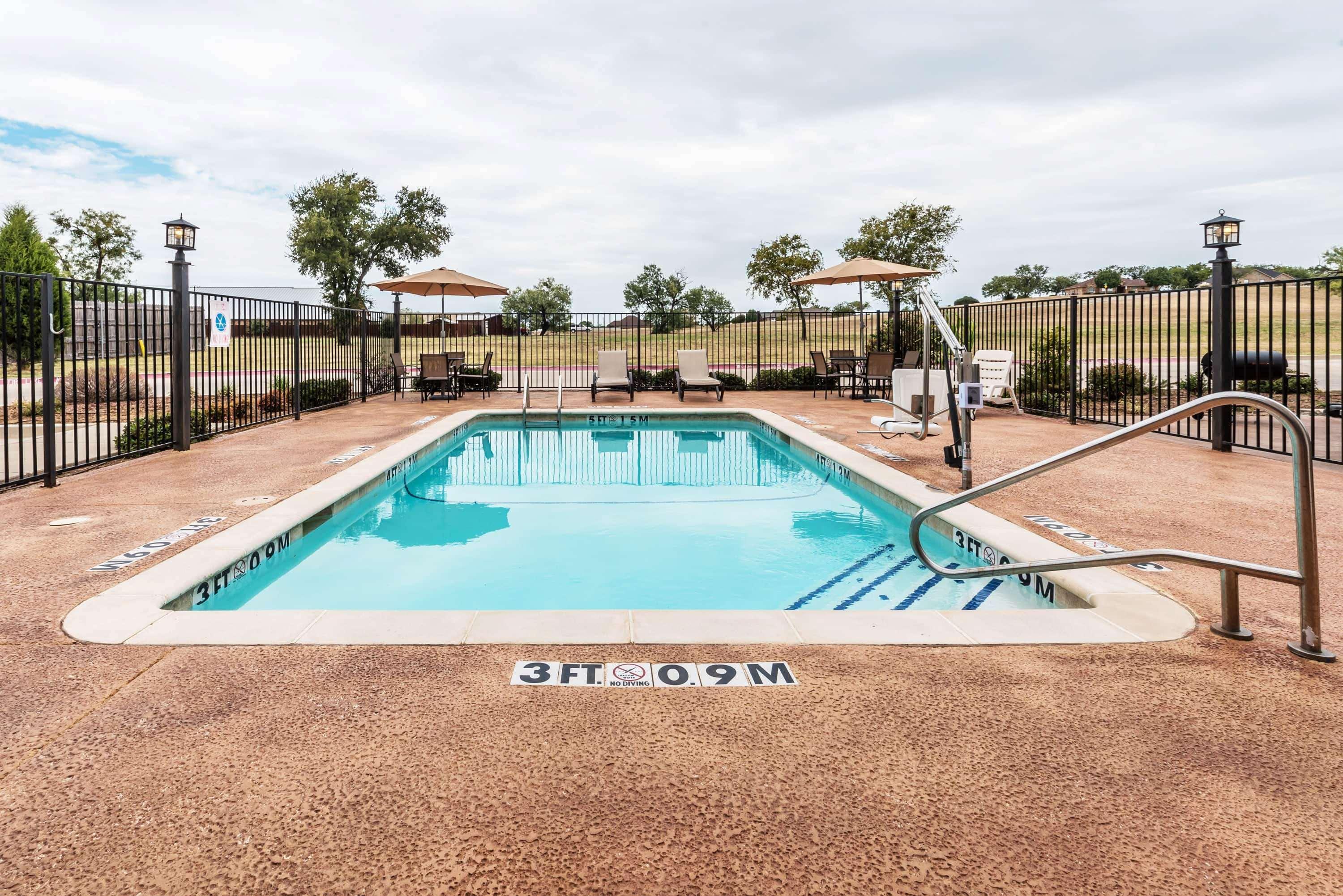 Days Inn & Suites By Wyndham Mineral Wells Экстерьер фото