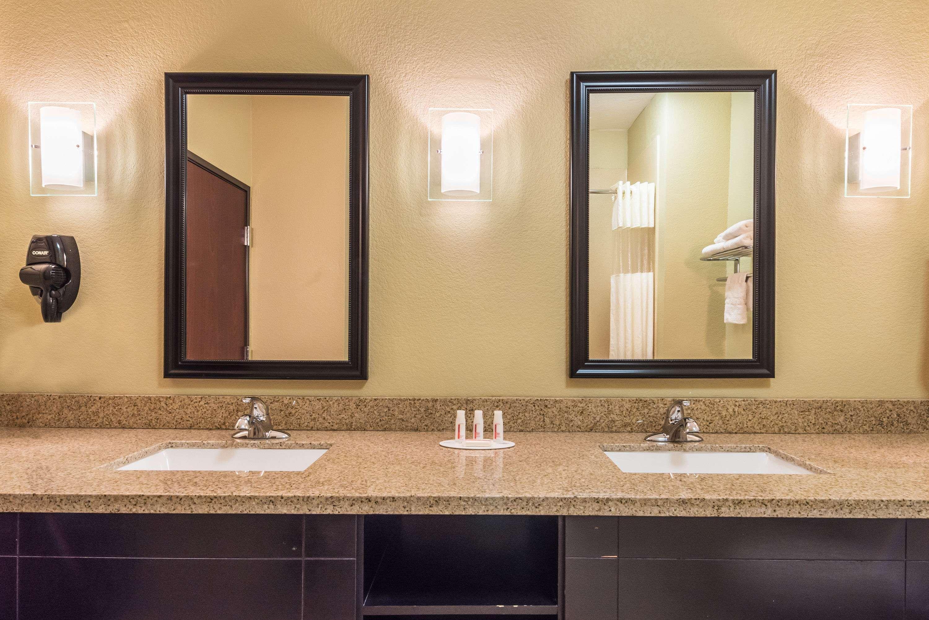 Days Inn & Suites By Wyndham Mineral Wells Экстерьер фото