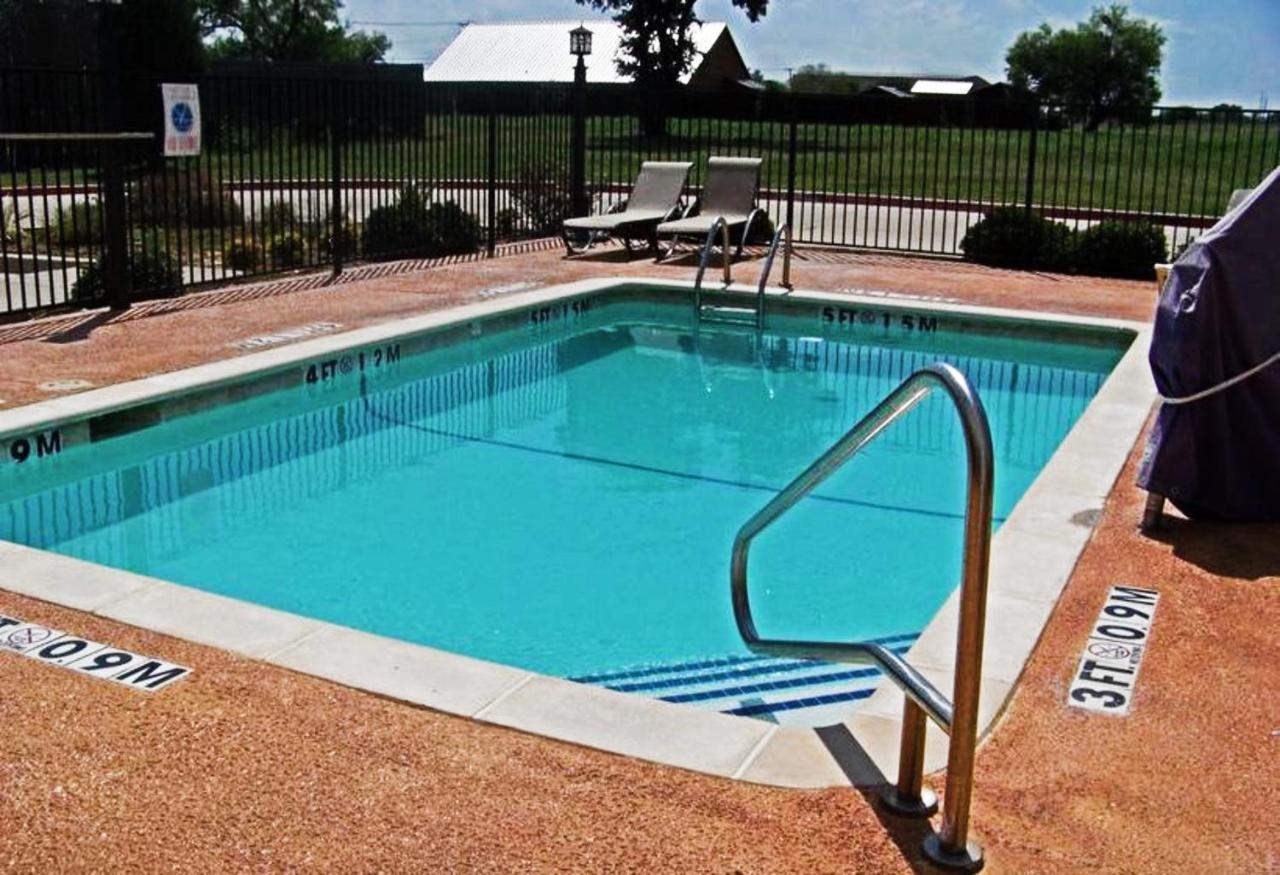 Days Inn & Suites By Wyndham Mineral Wells Экстерьер фото